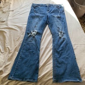 Índigo Rein boot cut ripped jean
